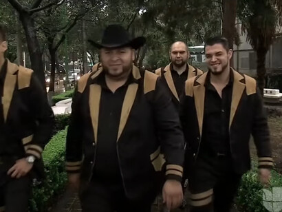 El virtuosismo de los instrumentistas es sobresaliente. Escalas, arpegios, acordes, contrapunto, polifonía, síncopas; los elementos misceláneos de los narcocorridos buscan siempre estar llenos de vitalidad explosiva y energía chispeante para que de la inmoralidad pasemos directamente al deleite musical. Vocalista y su grupo de una de las tantas orquestas de narcocorrido, Mexico