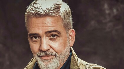 Tiziano Buccarello nella copertina del suo libro "It's tough to look like George Clooney"