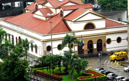 Além de sua relevância arquitetônica, a Casa França-Brasil representa um elo entre passado e presente. O edifício não apenas guarda memórias de diferentes fases da vida urbana carioca, mas também se reinventa como espaço de arte e cultura contemporânea. Essa capacidade de adaptação ao longo dos séculos reforça sua importância como patrimônio vivo, capaz de dialogar com tradições históricas e, ao mesmo tempo, com as demandas culturais do mundo atual