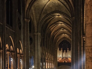 Interno dall'abside verso la controfacciata durante l'esposizione delle nuove campane (febbraio 2013), cattedrale di Notre-Dame, Parigi, Francia. Lo stile di Saramago è denso, continuo, quasi claustrofobico; Carver invece lavora per sottrazione, con frasi essenziali che lasciano spazio al non detto