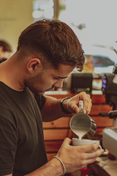 Barista haciendo arte latte. El arte latte tiene sus raíces en la creatividad y la pasión de los baristas
