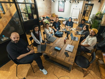 A reunião acontece em um cenário leve e convidativo, onde colaboração e escuta ganham espaço. Ambientes assim refletem uma cultura organizacional mais humana e produtiva