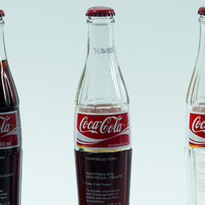 Cildo Meireles, Inserções em circuitos ideológicos: 1-Projeto Coca-Cola, 1970
© The artist, Daros Latinamerica Collection, Zürich, Foto/photo: Axel Schneider