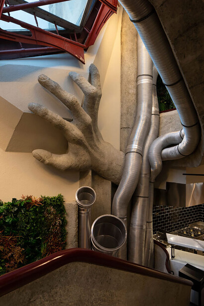 Déconstruction dans l'architecture. L'intérieur de la banque de Zentralsparkasse nous montre la solution de Domenig pour résoudre un problème irrésolvable © Gerhard Maurer