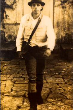 Joseph Beuys,
La rivoluzione siamo noi,
1971, poster,
Private collection, Napoli,
on loan to Madre · museo
d’arte contemporanea donnaregina, Napoli,
Photo: Amedeo Benestante