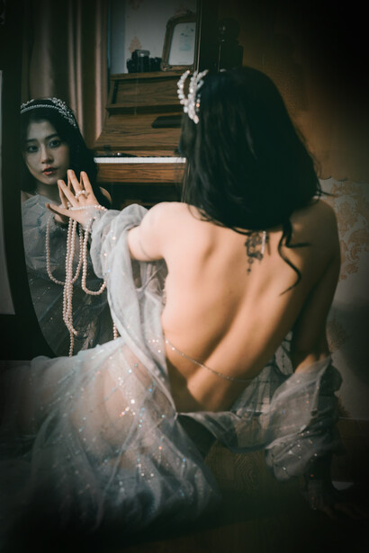 Donna con perle. Donne come gioielli: luce interiore e simboli di potere