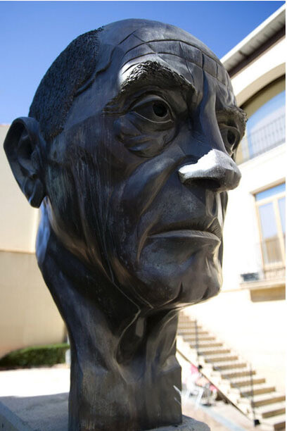 Su padre fue Leonardo Buñuel González, originario de Calanda (Teruel), donde tenía un negocio de ferretería. Ignacio Rodríguez Ruiz, Iñaki (1940-2018), Escultura de Luis Buñuel, 2012. CBC-Centro Buñuel Calanda, Teruel, España