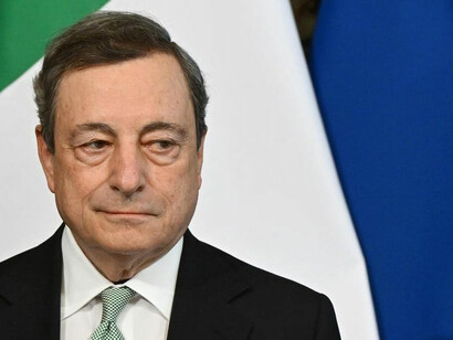 Mario Draghi. Il 21 luglio 2022, dopo gli esiti della votazione in Senato della Repubblica italiana, reitera le dimissioni sue e del governo da lui presieduto al capo dello Stato Sergio Mattarella
