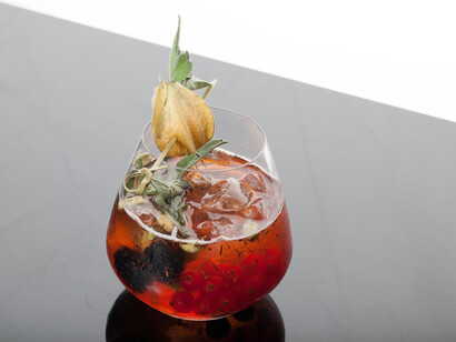 Gin all'infuso di amarena, dry tonic, cardamomo verde, the rosso, zest di bergamotto, ribes rosso, more, salvia, alkekengi. Ph  Stefano Mileto