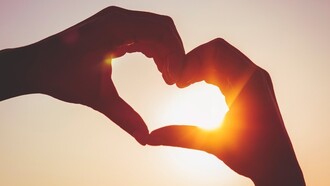 Dos manos formando un corazón