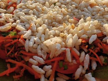 El sev puri es una comida callejera india originaria del norte del país. El sev puri y sus variantes son cada vez más populares en todo el país. Este plato se compone de puri de tomate. Bengaluru, Karnataka, India