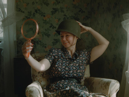 Donna con elmetto, Collezione Damiano Carrara. Per gentile concessione de Rete Fotografia. ©Archivio Memory Is Not a File