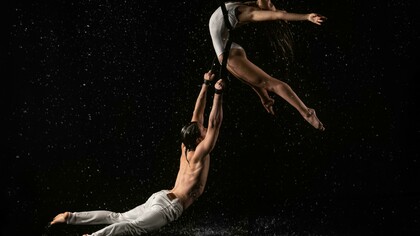 A arte, em suas múltiplas expressões — música, teatro, literatura, dança, artes visuais —, funciona como um espelho e um refúgio para a mente. Ela traduz emoções, dá forma a experiências e possibilita que comunidades inteiras se reconheçam e se conectem. Mais do que entretenimento, a arte é uma linguagem universal capaz de gerar pertencimento, esperança e sentido, três elementos essenciais para a manutenção da saúde psíquica coletiva