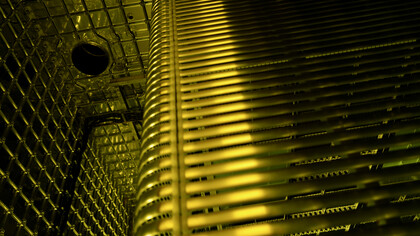 CERN,Organización Europea para la Investigación Nuclear, es uno de los centros de investigación científica más grandes y respetados del mundo- La cámara de detecciones de neutrinos en protoDUNE para el experimento de neutrinos DUNE, vista desde el interior con paredes expandibles/contraíbles, diciembre de 2023 Ginebra, Suiza