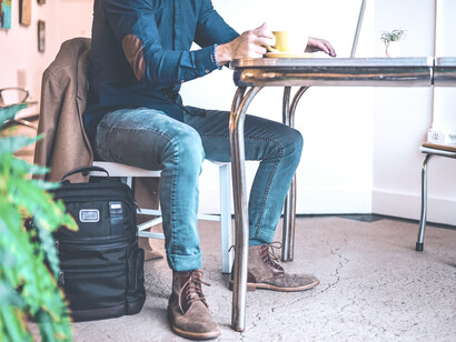 Hombre toma una tasa de café antes del ajetreo diario