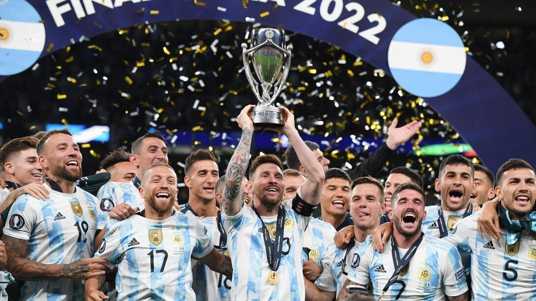 Lionel Messi alza la copa después que Argentina se impusiera a Italia (3-0) en la «Finalissima»
