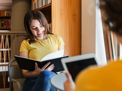 Due giovani donne al tavolino di un locale pubblico: "Quando comunichiamo, abbiamo bisogno che lo scambio avvenga all’interno di una situazione spazio-temporale specifica. Il contesto è essenziale per attribuire significato a ciò che viene detto"