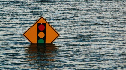 As mudanças climáticas deixaram de ser números em relatórios científicos ou alertas de ambientalistas para se tornarem uma realidade crua. Em 2024, o sul do Brasil presenciou chuvas com índices pluviométricos jamais registrados, devastando cidades inteiras, desabrigando milhares e ceifando vidas. Nos Estados Unidos, ondas de calor alimentaram "tempestades de fogo", fenômenos que transformam florestas em labaredas vivas, avançando sobre comunidades e destruindo patrimônios culturais e afetivos. Na Ásia, países como Bangladesh e Índia lutam para sobreviver em meio a enchentes cíclicas cada vez mais violentas, enquanto a Europa experimenta secas históricas e ondas de calor superiores a 45 °C