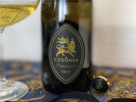L'etichetta del Franciacorta Coronea DOCG nasce da un lungo percorso di riflessione identitaria, nel quale grafica, filosofia aziendale e simbolismo si fondono in un unico progetto