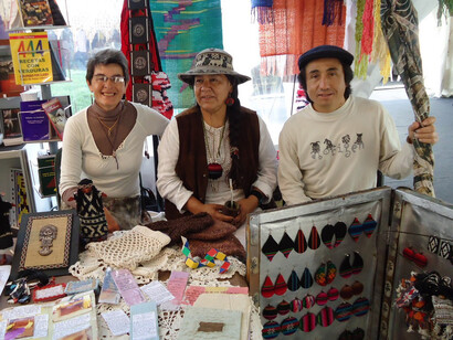 Vendedores de todas las generaciones acuden a las ferias hippies a vender sus productos