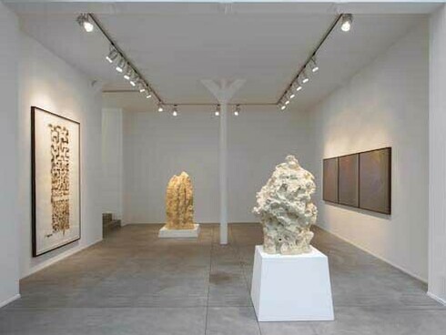 Jitish Kallat, Exhibition view. Courtesy of Galerie Daniel Templon