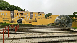 Plaza de la Democracia con el  Museo Nacional de fondo, San José, Costa Rica