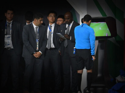 Revisión por VAR de una jugada durante la semifinal de la Copa Asiática de 2019