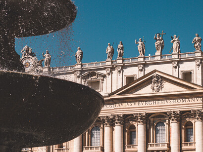 Parte da fachada da Basílica de São Pedro na cidade do Vaticano, Itália