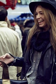 Una chica de compras buscando moda vintage