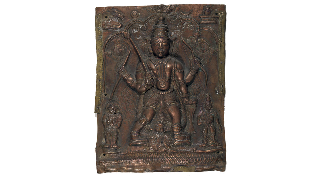 Vīrabhadra con nella mano destra superiore il tridente e nella sinistra superiore un cobra. Maharashtra meridionale, India centrale, XVIII sec. Fusione in lega di rame (ottone). Cm. 26,5 x 15,7.