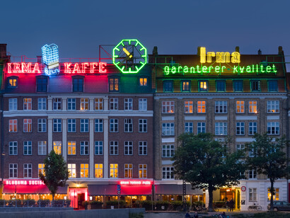 Sortedam Dossering, una calle que discurre a lo largo de la orilla occidental del lago Sortedam, 2017. Paisaje urbano y horizonte junto a los lagos de Copenhague, Dinamarca