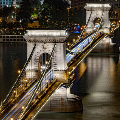Construída em 1849, a Ponte Széchenyi Lánchíd está sob o rio Danúbio na cidade de Budapeste, capital da Hungria