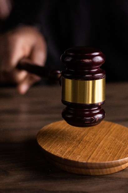 Oggetti simboleggianti la giustizia: raccontare questa storia incredibile è un onore e un dovere civico, significa contribuire a dare il giusto riconoscimento a una persona che ha perso tutto per bisogno di verità e giustizia 