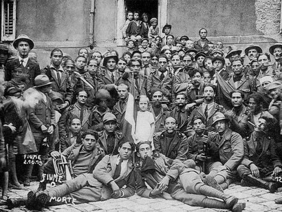 Il Comandante D'Annunzio tra i suoi bersaglieri a Fiume