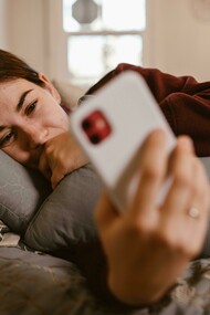 Uma imagem me persegue: uma sala de estar ao fim do dia. O adulto cansado, olhos fixos no celular ou no tablet, talvez trocando de aplicativo, talvez assistindo a vídeos curtos, talvez rolando feed após feed. E, ao lado, o livro guardado sobre a mesa, esquecido. O momento de pausa, de atenção plena, de mergulho num pensamento mais denso e longo, abandonado. O que perdemos ali, além de páginas viradas?