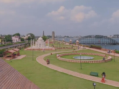 A scene from the movie Badrinath Ki Dulhaniya shot in the 7 Wonders Park