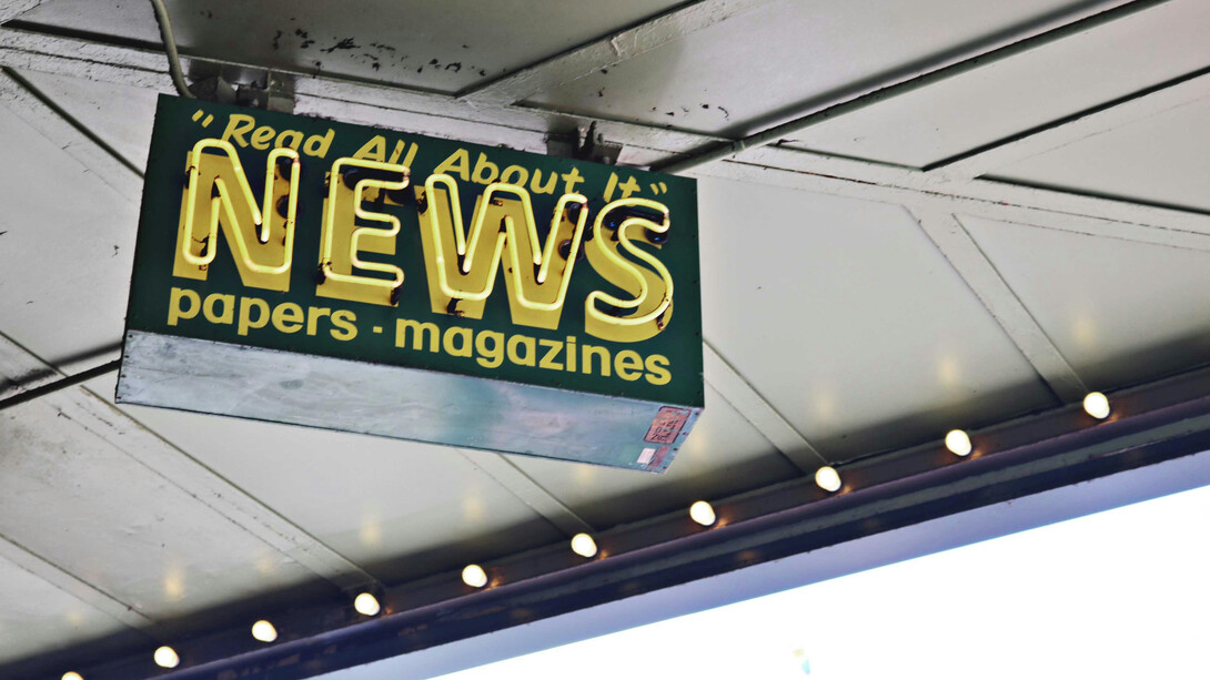 Em meio à enxurrada de informação digital, impressos resistem como bastiões do conhecimento, combatendo o analfabetismo e construindo pontes para o saber