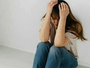 O machismo estrutural também contribui para a impunidade. Mesmo após registrar boletim de ocorrência, muitas mulheres acabam retirando a denúncia, muitas vezes coagidas ou emocionalmente fragilizadas. É comum vê-las voltando à delegacia acompanhadas do agressor, visivelmente desconfortáveis, para desfazer o que haviam feito em um momento de coragem