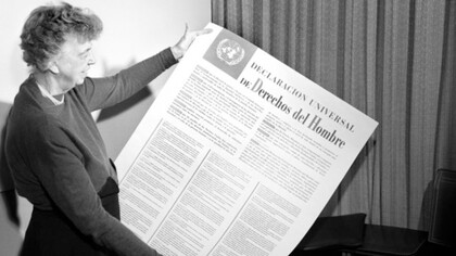 Eleanor Roosevelt sosteniendo una copia en español de la Declaración universal de los derechos humanos, en la cual influyó Maritain