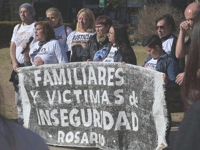 Rosario protesta, jóvenes en la calle con sus pancartas, Rosario, Argentina
