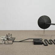 Mark Manders, Finished Sentence (August 2010), ferro, legno dipinto, stampa offset su carta, bustine di tè, 99,1 x 251,5 x 130,8 cm, Courtesy the artist; Tanya Bonakdar Gallery, New York; Zeno X Gallery, Antwerp