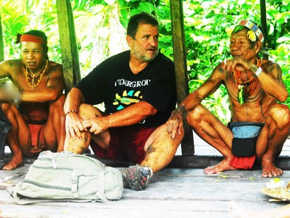 Con el jefe de la tribu y el chamán Mentawai, isla de Siberut (Sumatra)