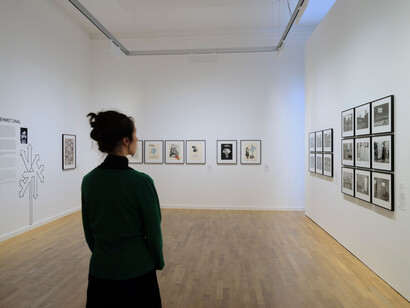 Verschiedene künstler, Früher hießen wir gastarbeiter, ausstellungsansicht. Mit freundlicher genehmigung des Museums für Kunst und Gewerbe Hamburg