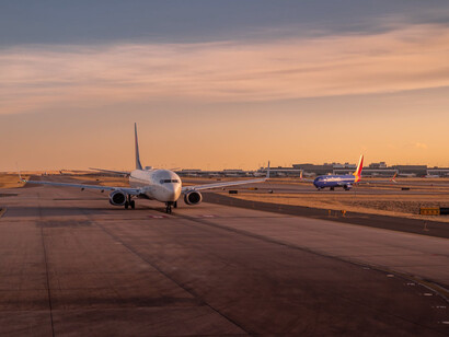 Aereo atterra alle prime luci dell'alba