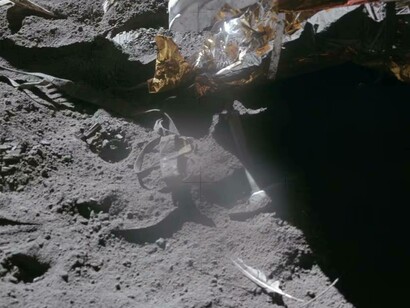 Una piuma e un martello per ripetere sulla Luna l'esperimento di caduta dei gravi di Galileo. Si trovano sul suolo lunare dal 1971