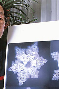 Docteur Masaru Emoto. Il a soumis de l’eau à des émotions, des intentions, des sons et des mots positifs et négatifs 