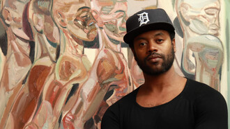 El pintor Tesfaye Urgessa frente a uno de sus lienzos