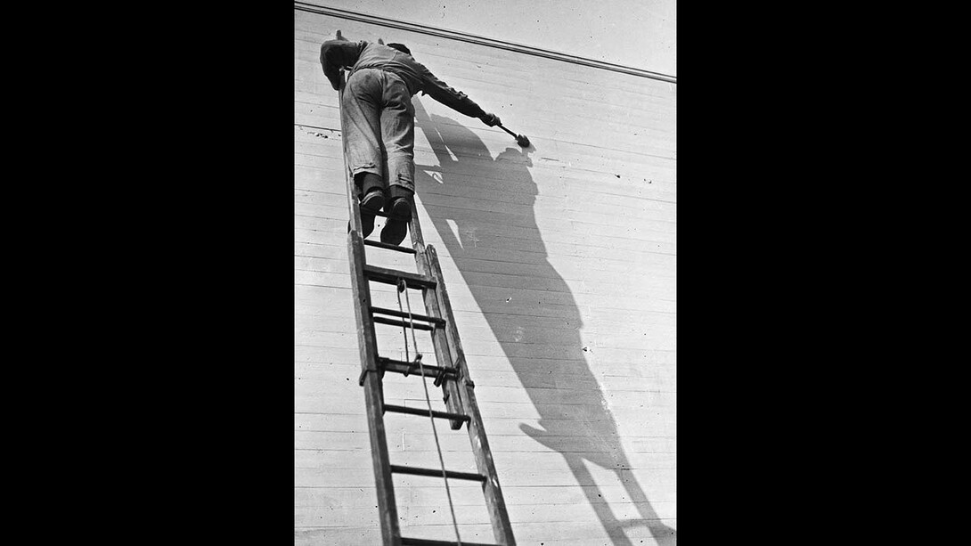 L'équilibriste, André Kertész. Courtesy of Jeu de Paume
