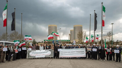 Diante da ameaça de novos ataques dos Estados Unidos e de Israel, civis organizam uma corrente humana em defesa de instalações nucleares iranianas. Entre sanções, bombardeios e disputas estratégicas, Ormuz volta ao centro das tensões globais