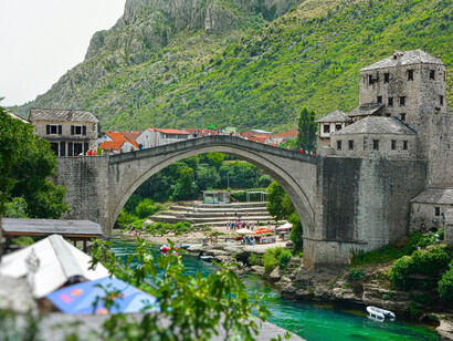 Entre mémoire et renouveau, le Stari Most à Mostar en Bosnie-Herzegovine symbolise la capacité à relier ce qui semblait séparé